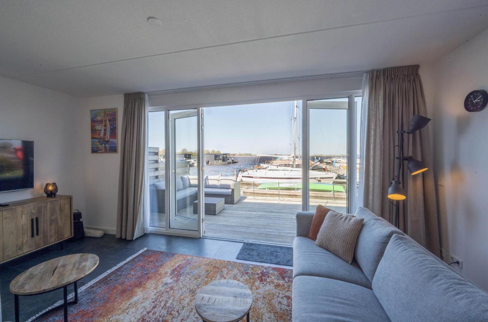 Meerzicht 24 - Luxury family accommodation with beautiful lake side view view 5