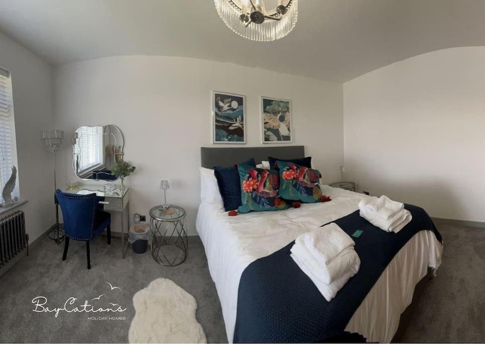 Stylish Brixham home, sleeps 7, parking & garden view 3