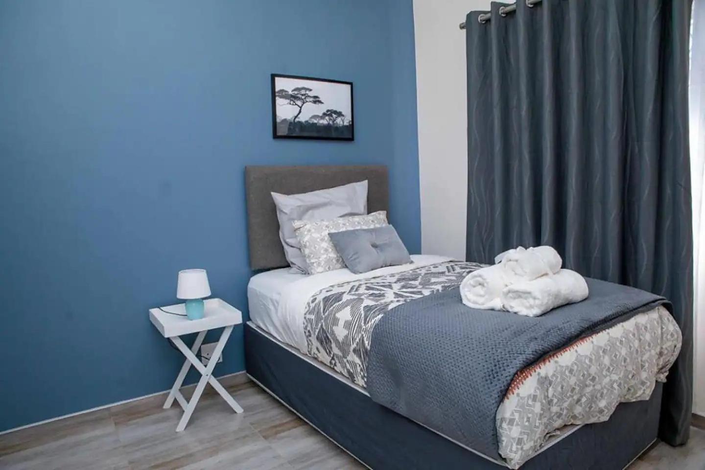 Chic Modern House on Neasden - 2085 view 3