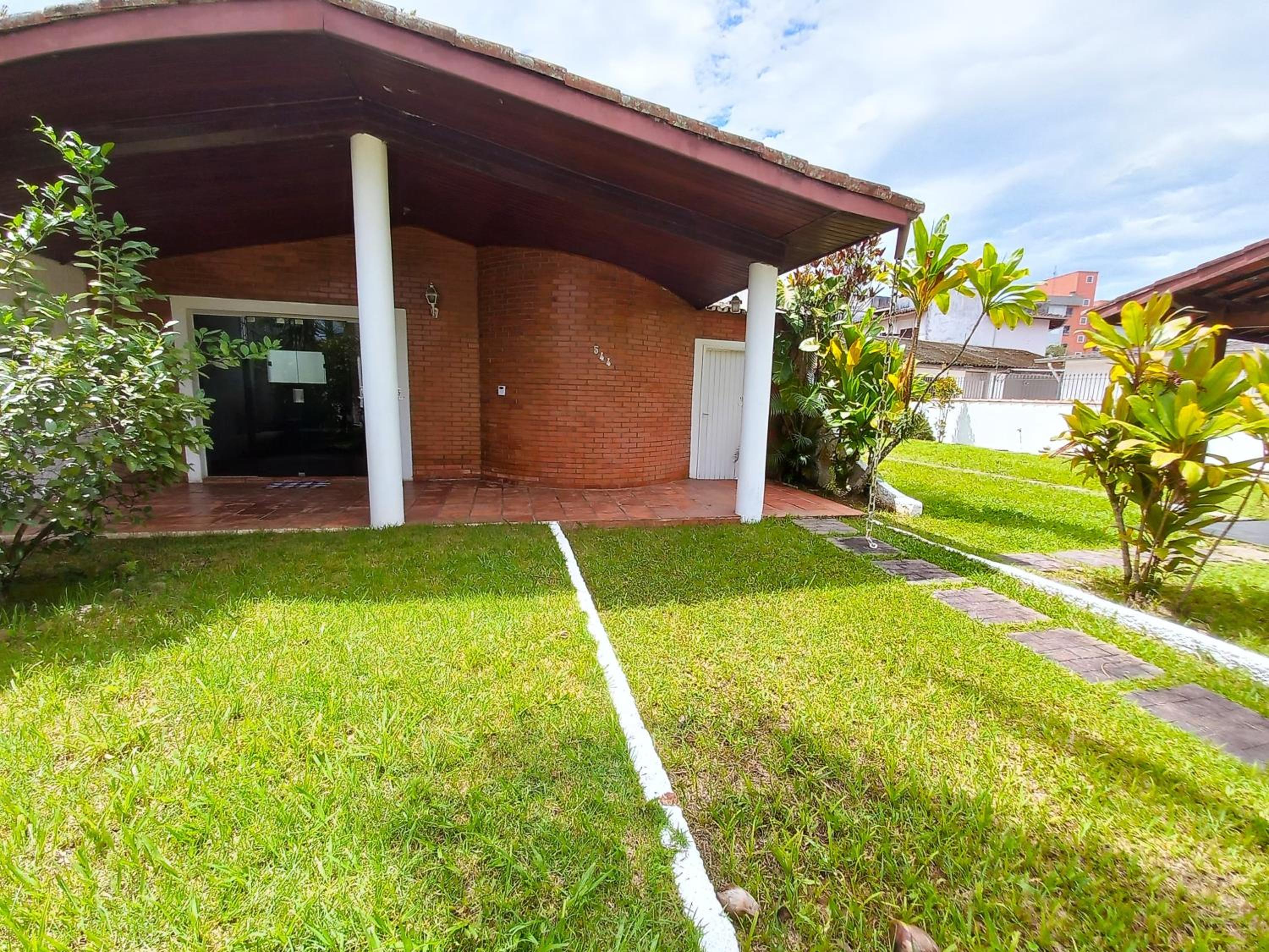 Casa Jardim com 5 quartos em Ubatuba