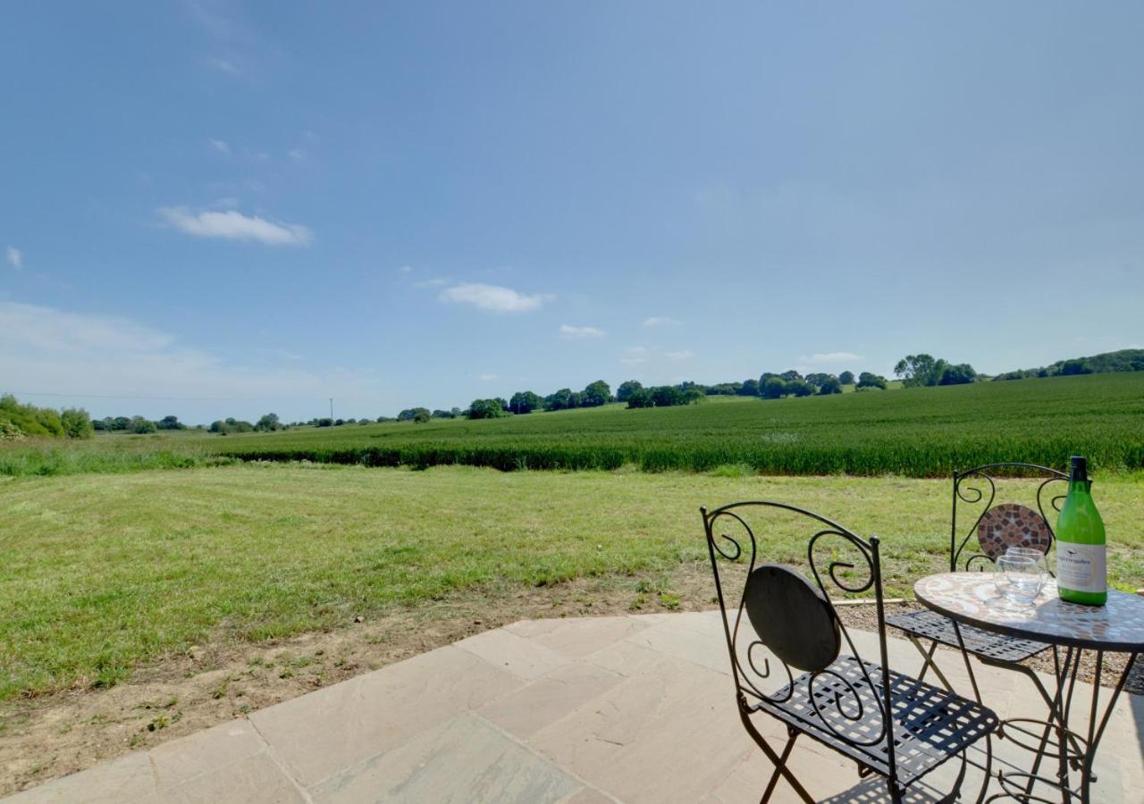 1 Bed in Stone oc-tn618