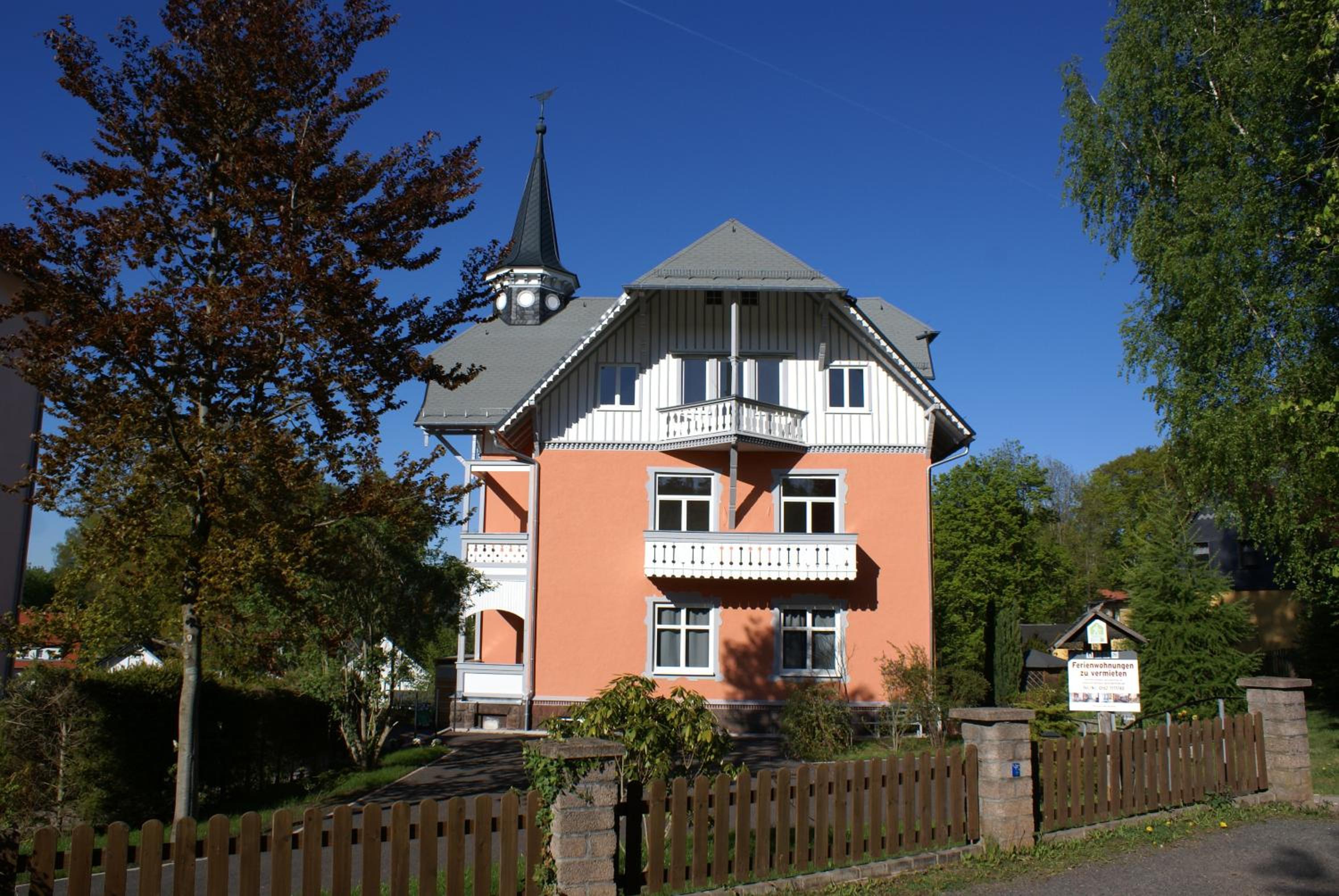 Moderne Ferienwohnung in alter Villa