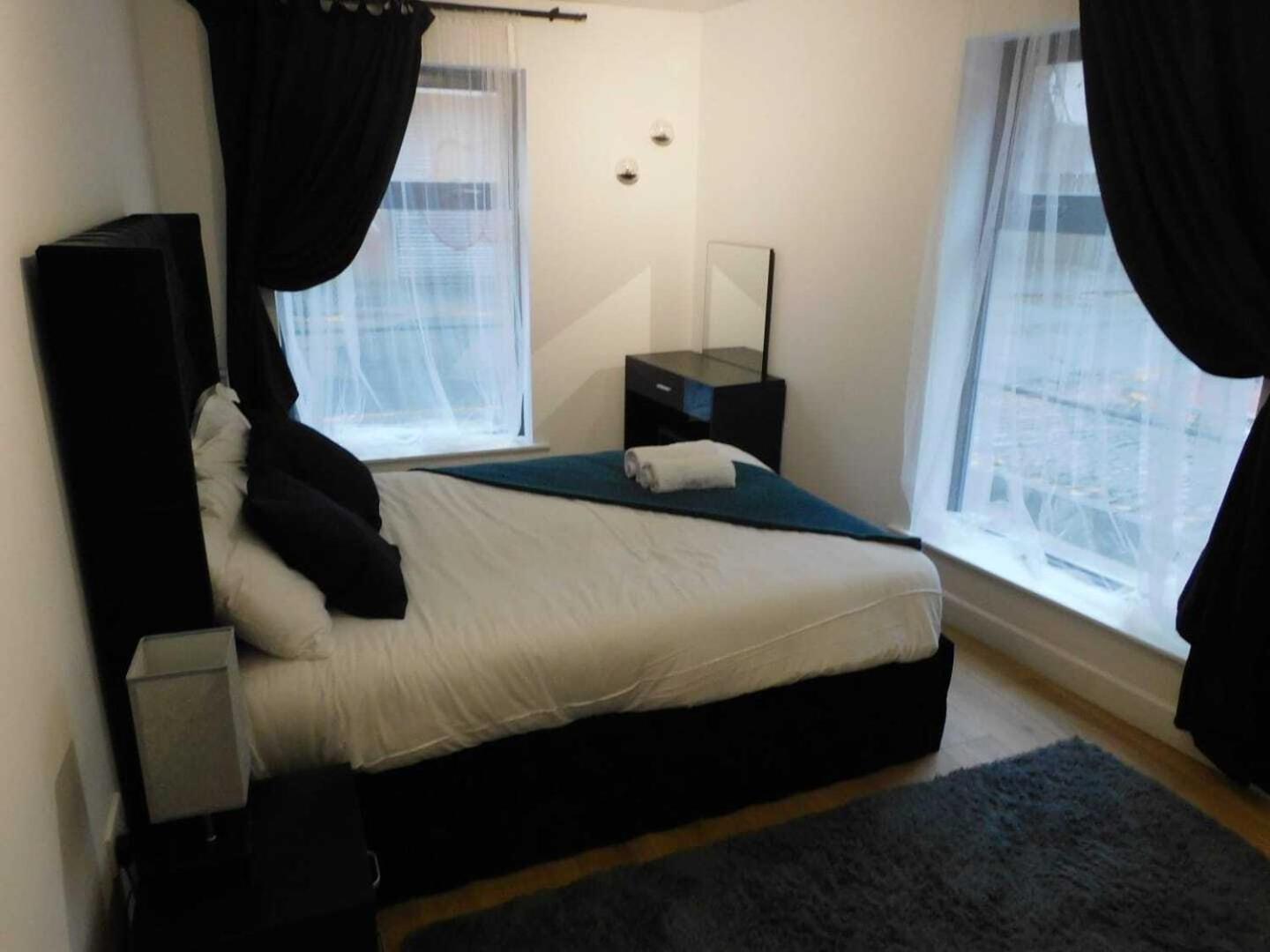 Stylish 2-Bed Apartment in Manchester City Centre photo 3