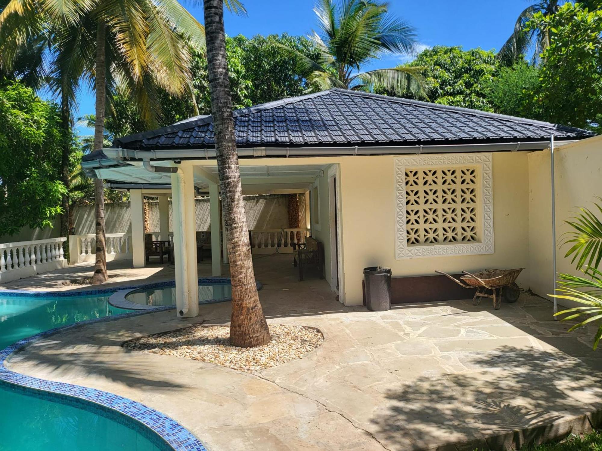LeoMar 2 Diani Beach Ferienhaus mit grossen tropischen Garten und Pool