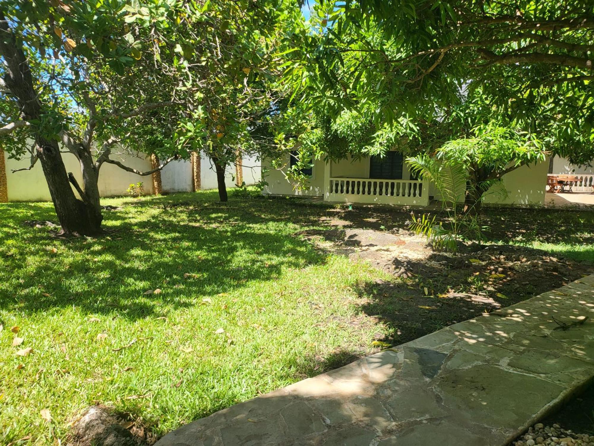 LeoMar 2 Diani Beach Ferienhaus mit grossen tropischen Garten und Pool