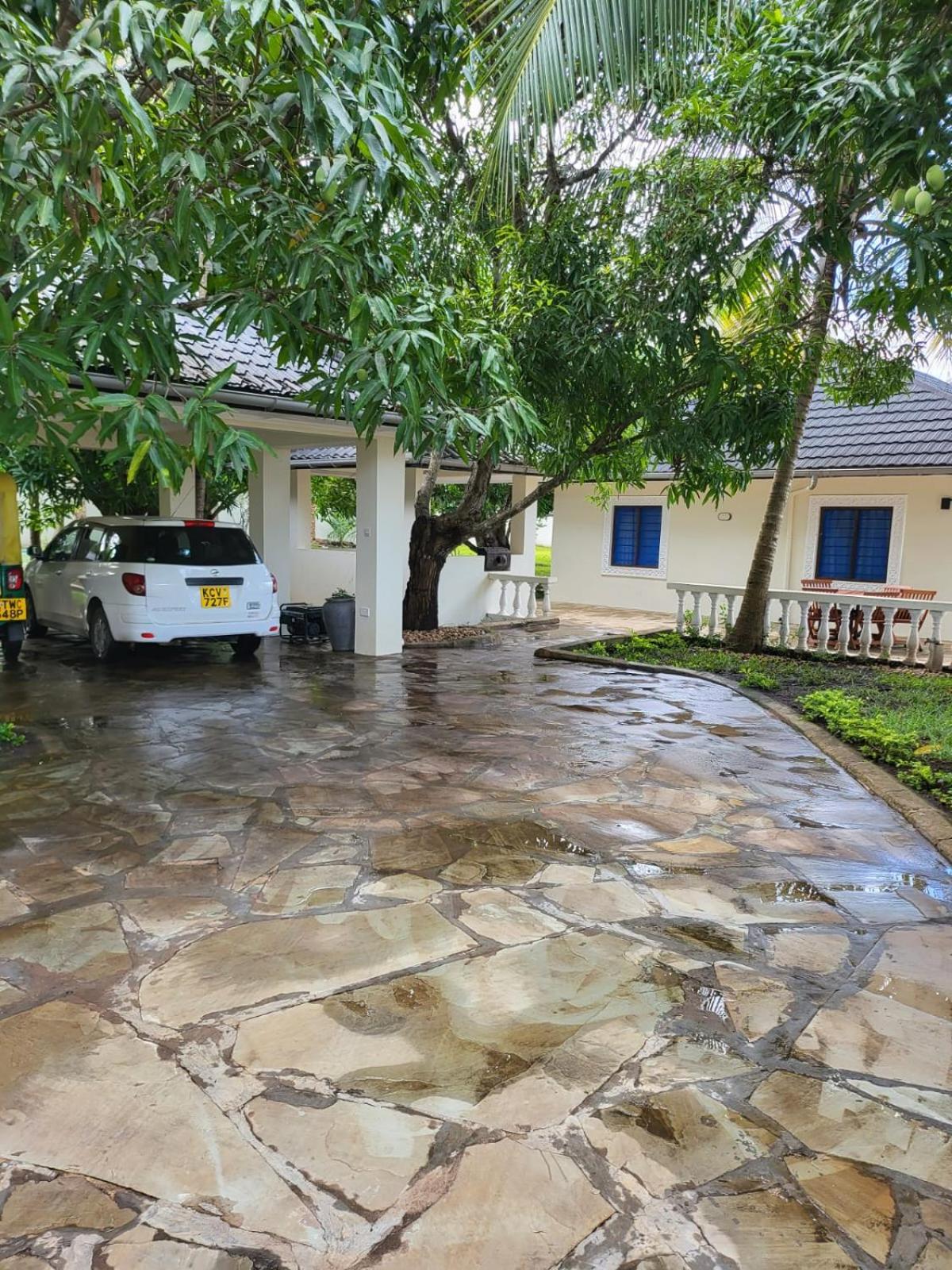 LeoMar 2 Diani Beach Ferienhaus mit grossen tropischen Garten und Pool