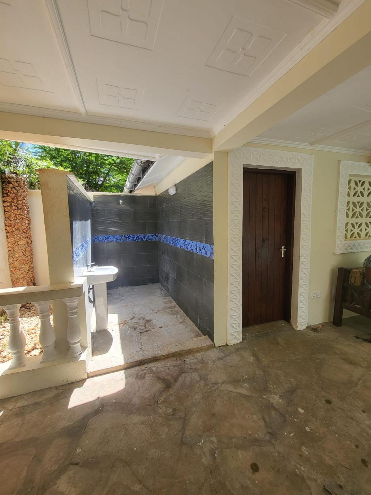 LeoMar 2 Diani Beach Ferienhaus mit grossen tropischen Garten und Pool