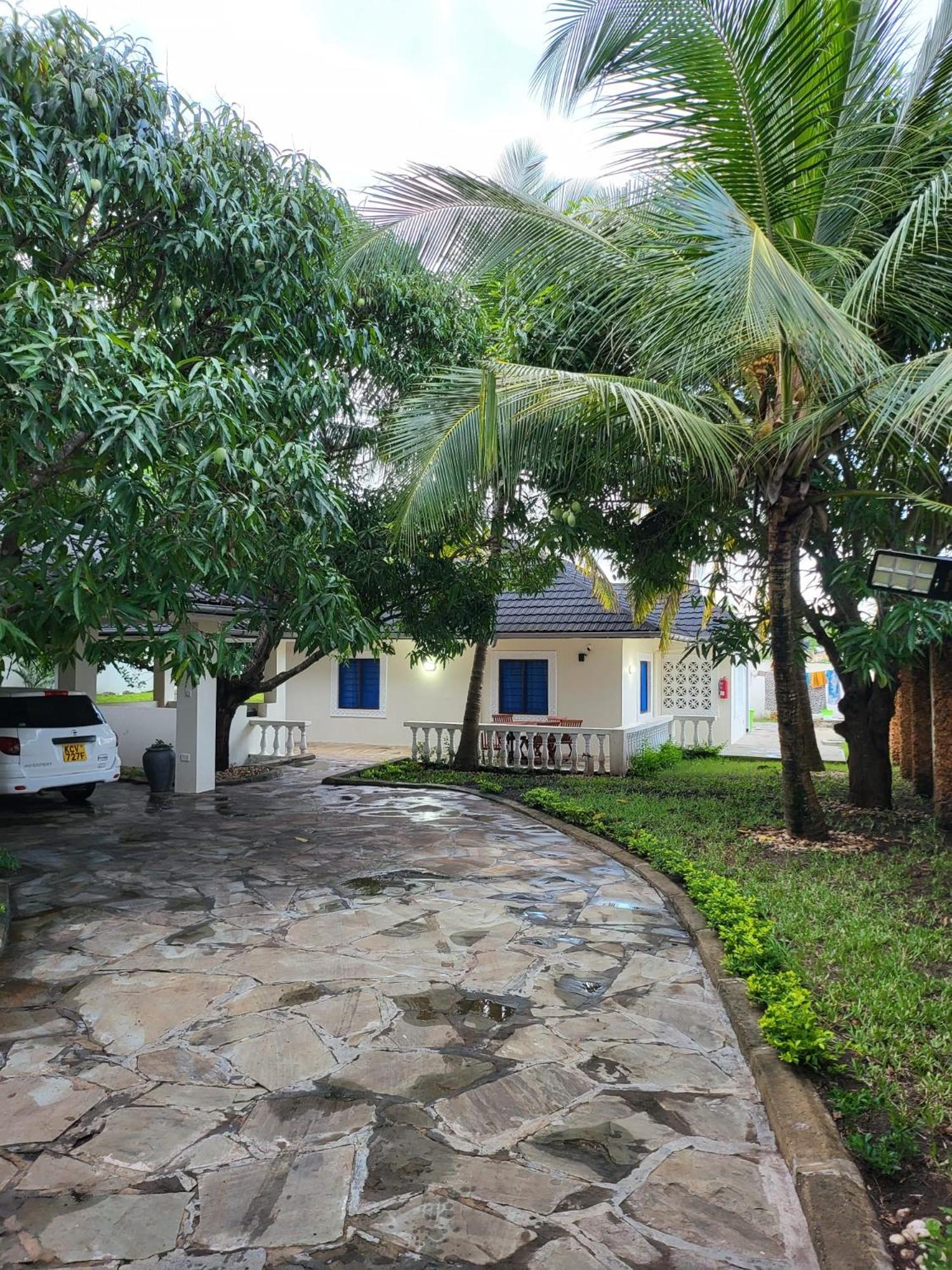 LeoMar 2 Diani Beach Ferienhaus mit grossen tropischen Garten und Pool
