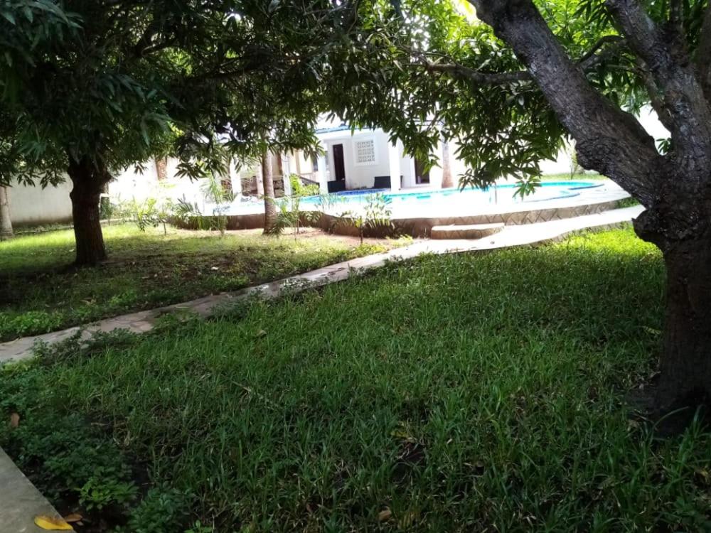 LeoMar 2 Diani Beach Ferienhaus mit grossen tropischen Garten und Pool