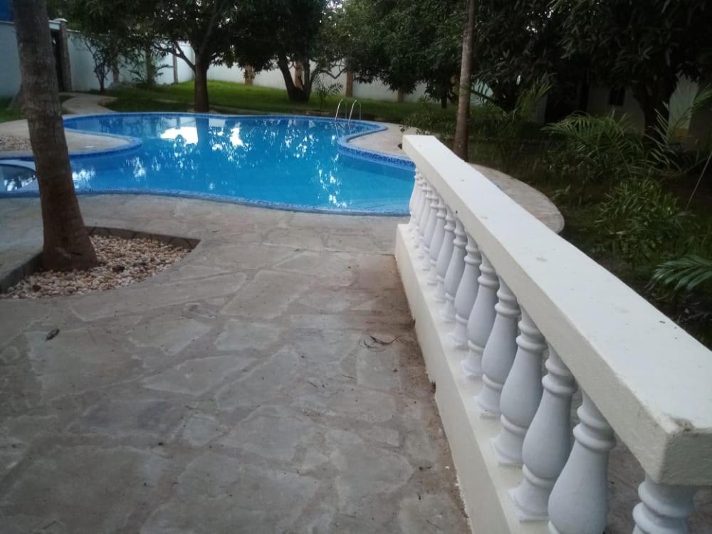 LeoMar 2 Diani Beach Ferienhaus mit grossen tropischen Garten und Pool