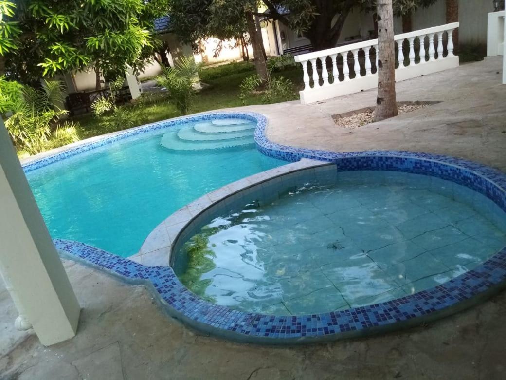 LeoMar 2 Diani Beach Ferienhaus mit grossen tropischen Garten und Pool