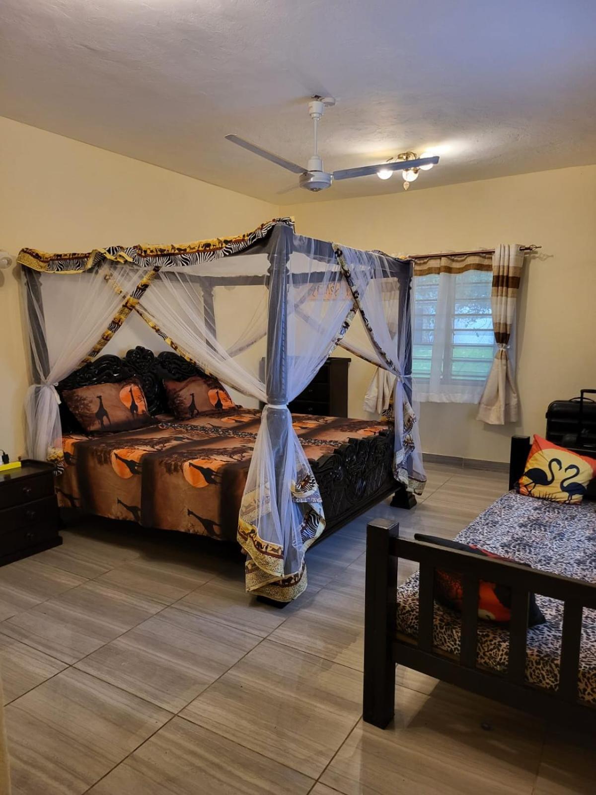 LeoMar 2 Diani Beach Ferienhaus mit grossen tropischen Garten und Pool