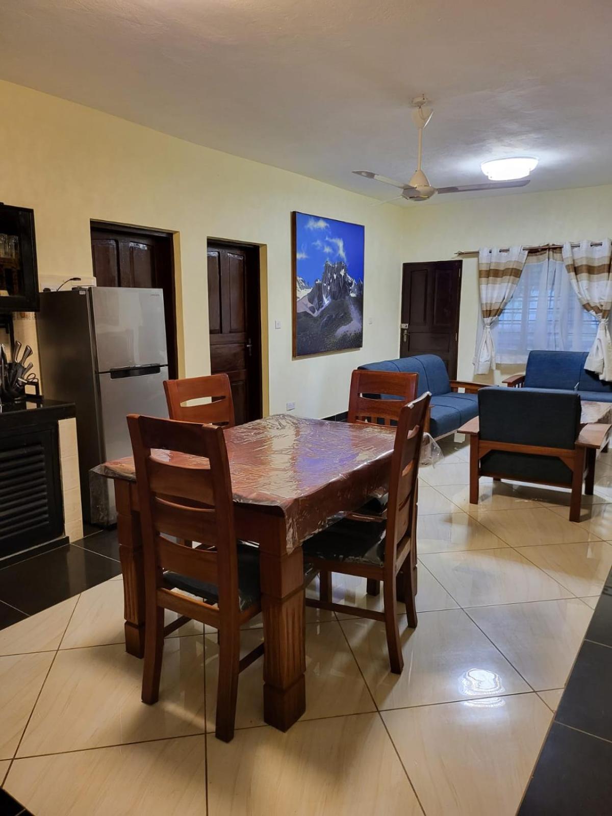 LeoMar 2 Diani Beach Ferienhaus mit grossen tropischen Garten und Pool