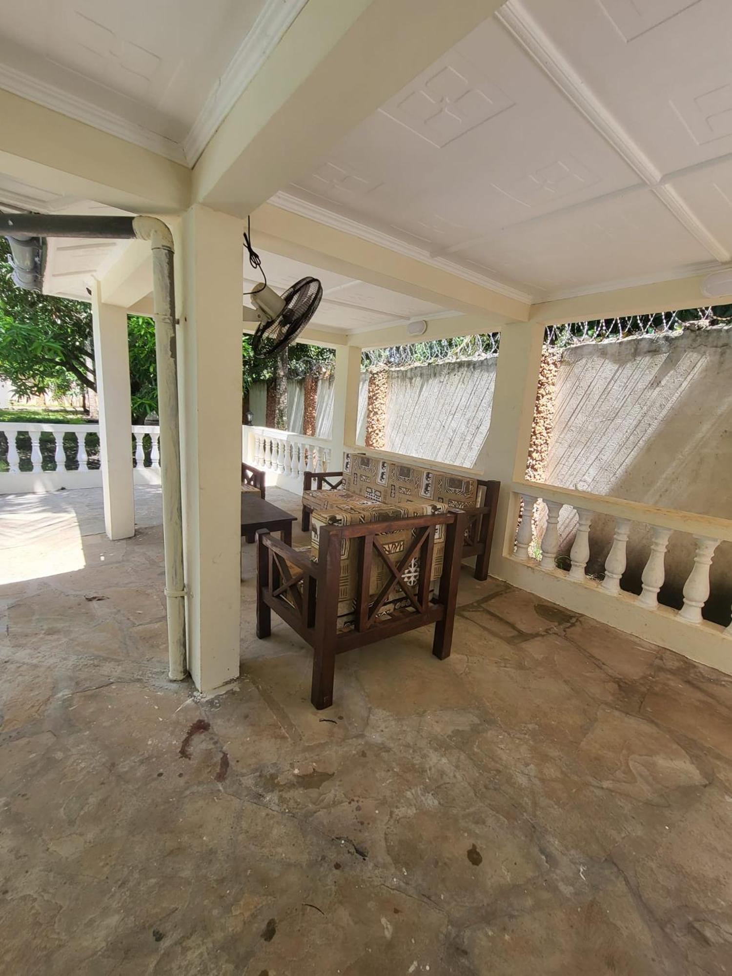 LeoMar 2 Diani Beach Ferienhaus mit grossen tropischen Garten und Pool
