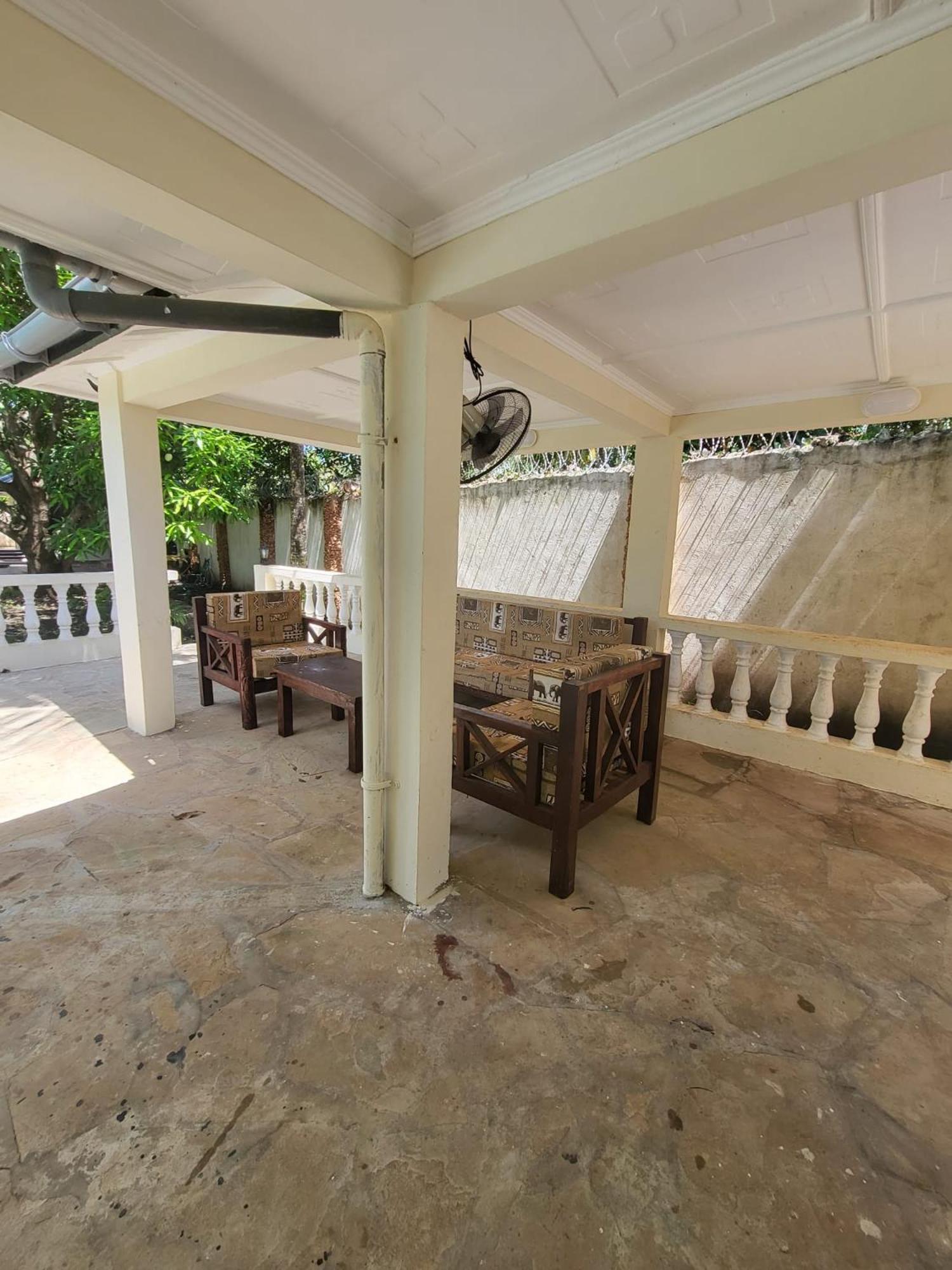 LeoMar 2 Diani Beach Ferienhaus mit grossen tropischen Garten und Pool