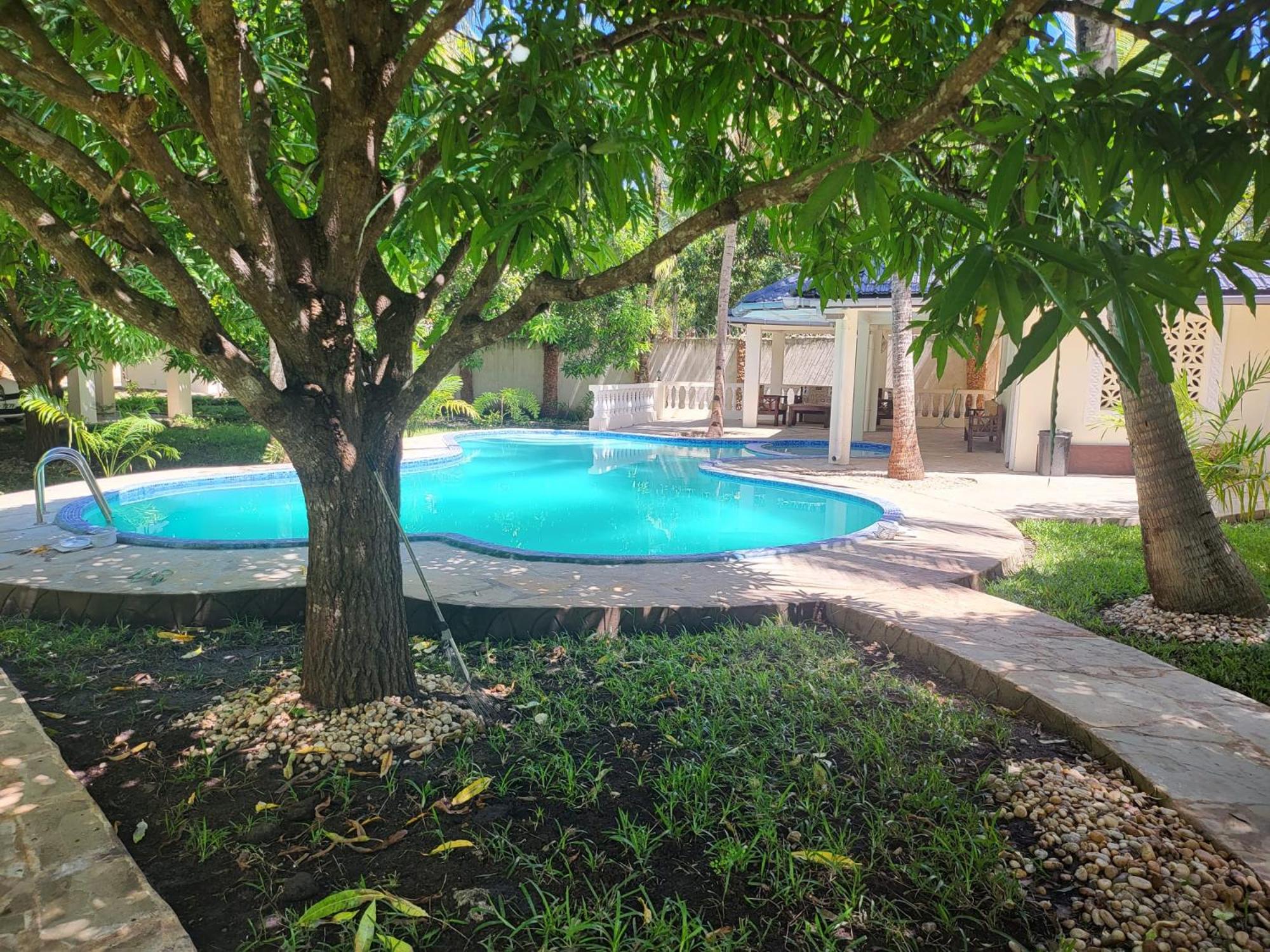 LeoMar 2 Diani Beach Ferienhaus mit grossen tropischen Garten und Pool