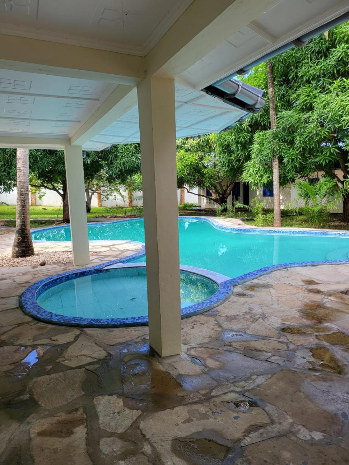 LeoMar 2 Diani Beach Ferienhaus mit grossen tropischen Garten und Pool