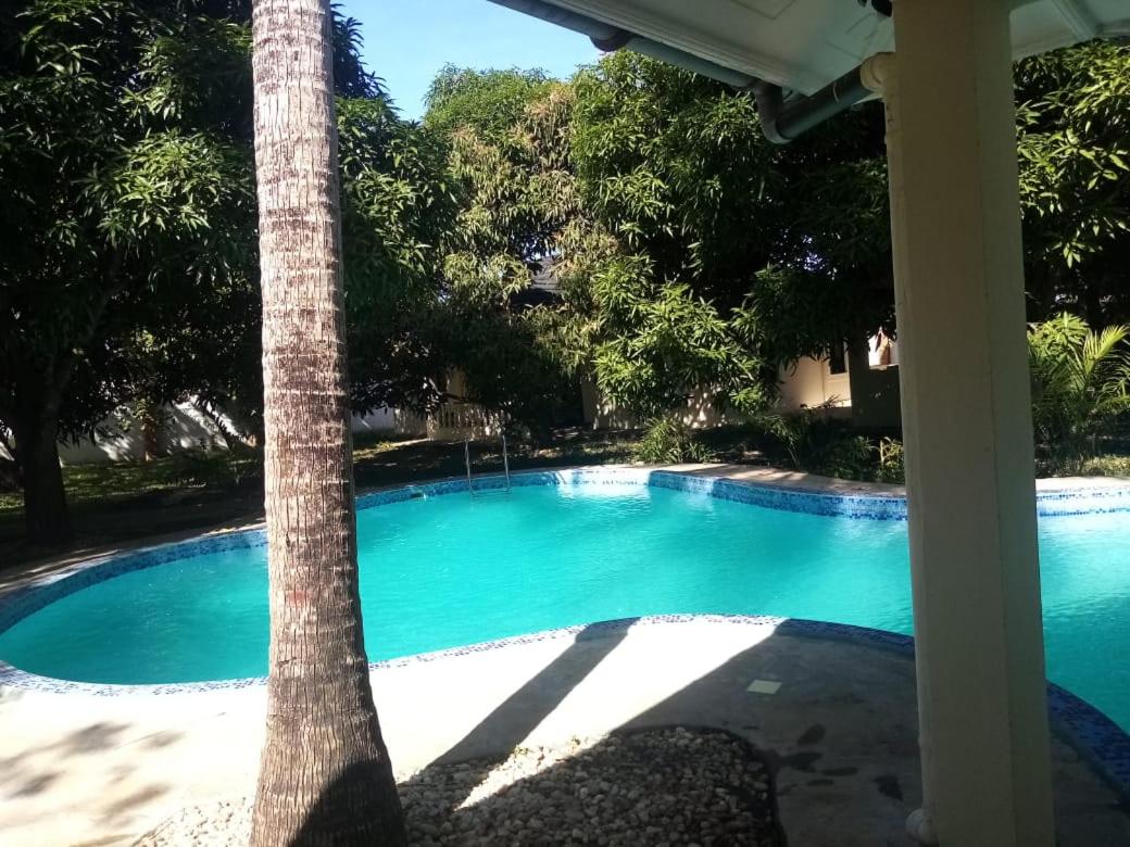 LeoMar 2 Diani Beach Ferienhaus mit grossen tropischen Garten und Pool