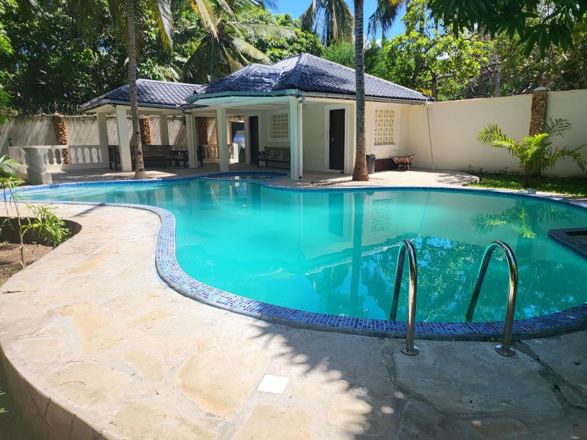 LeoMar 2 Diani Beach Ferienhaus mit grossen tropischen Garten und Pool