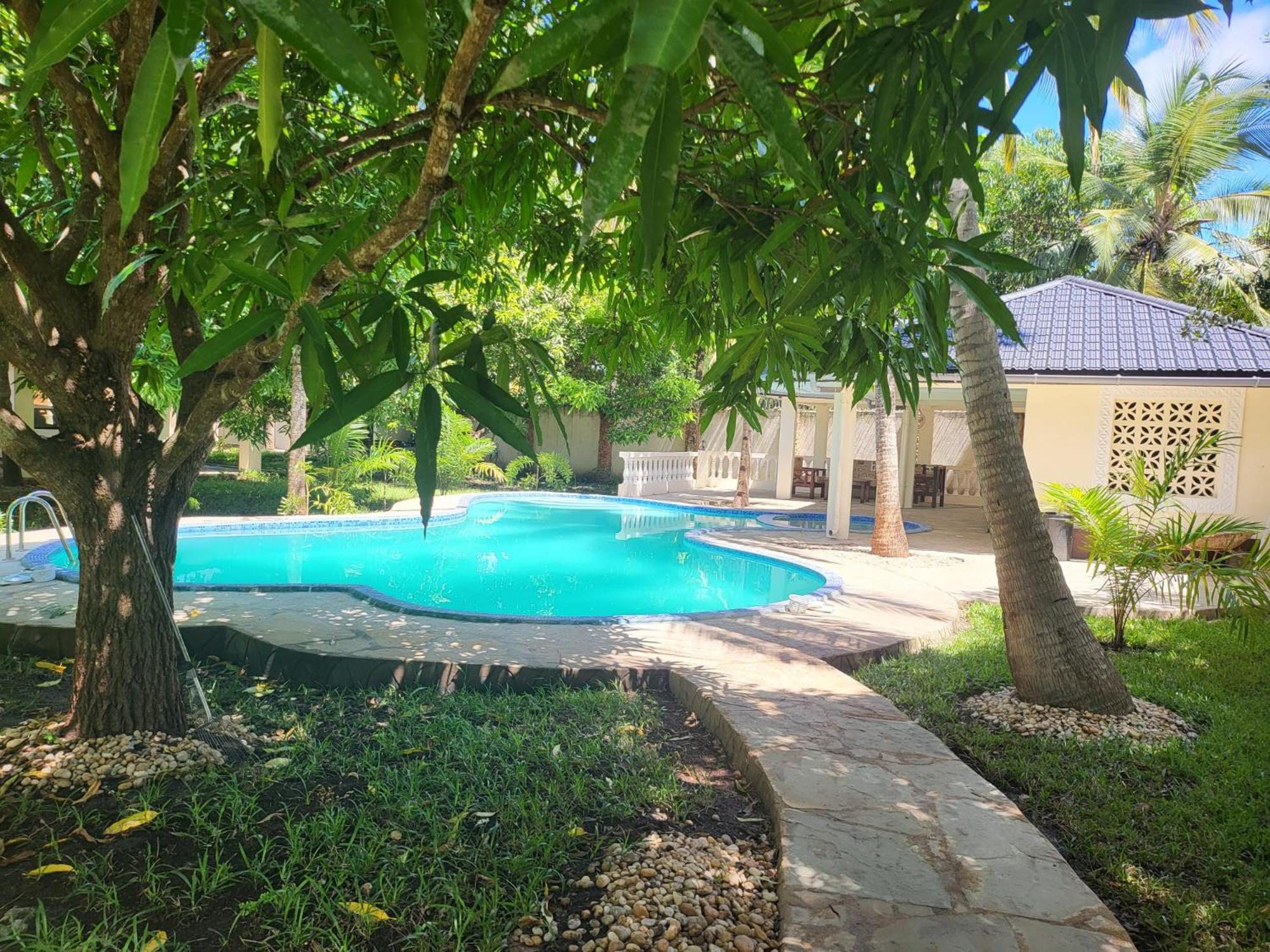 LeoMar 2 Diani Beach Ferienhaus mit grossen tropischen Garten und Pool