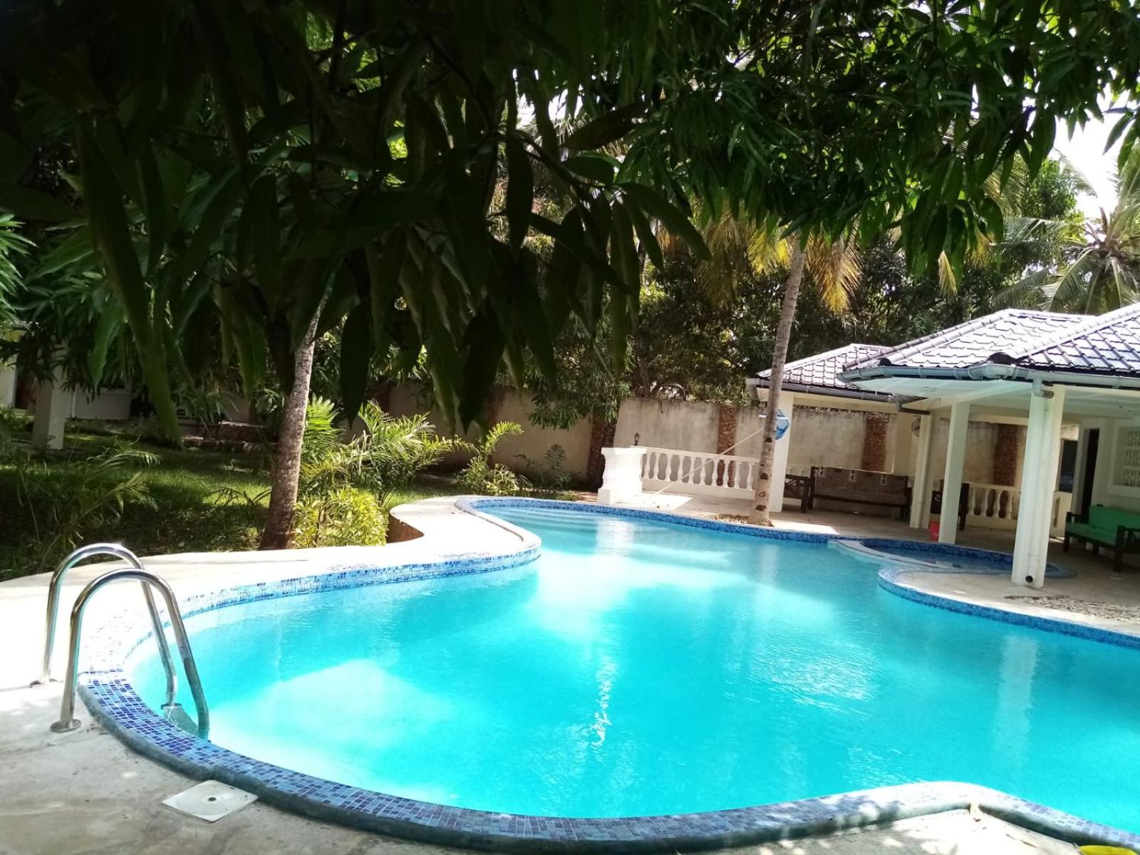 LeoMar 2 Diani Beach Ferienhaus mit grossen tropischen Garten und Pool