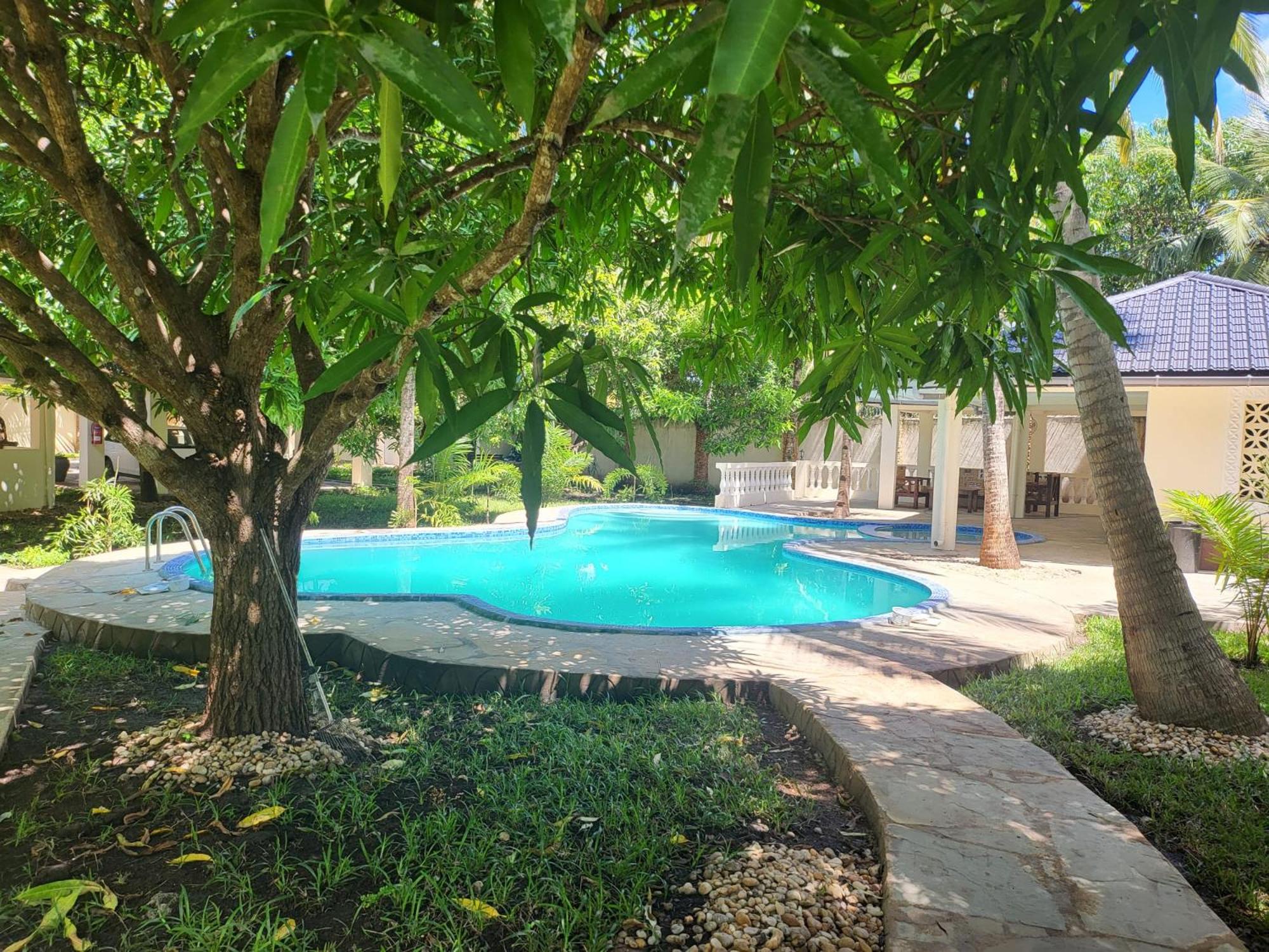 LeoMar 2 Diani Beach Ferienhaus mit grossen tropischen Garten und Pool