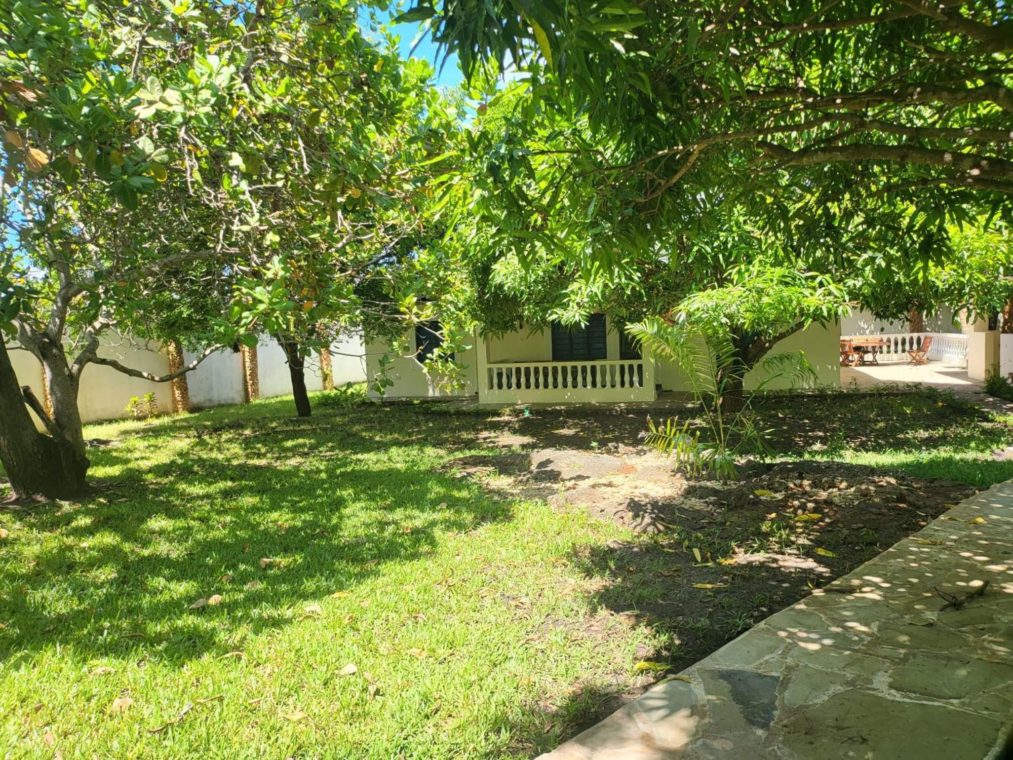 LeoMar 2 Diani Beach Ferienhaus mit grossen tropischen Garten und Pool