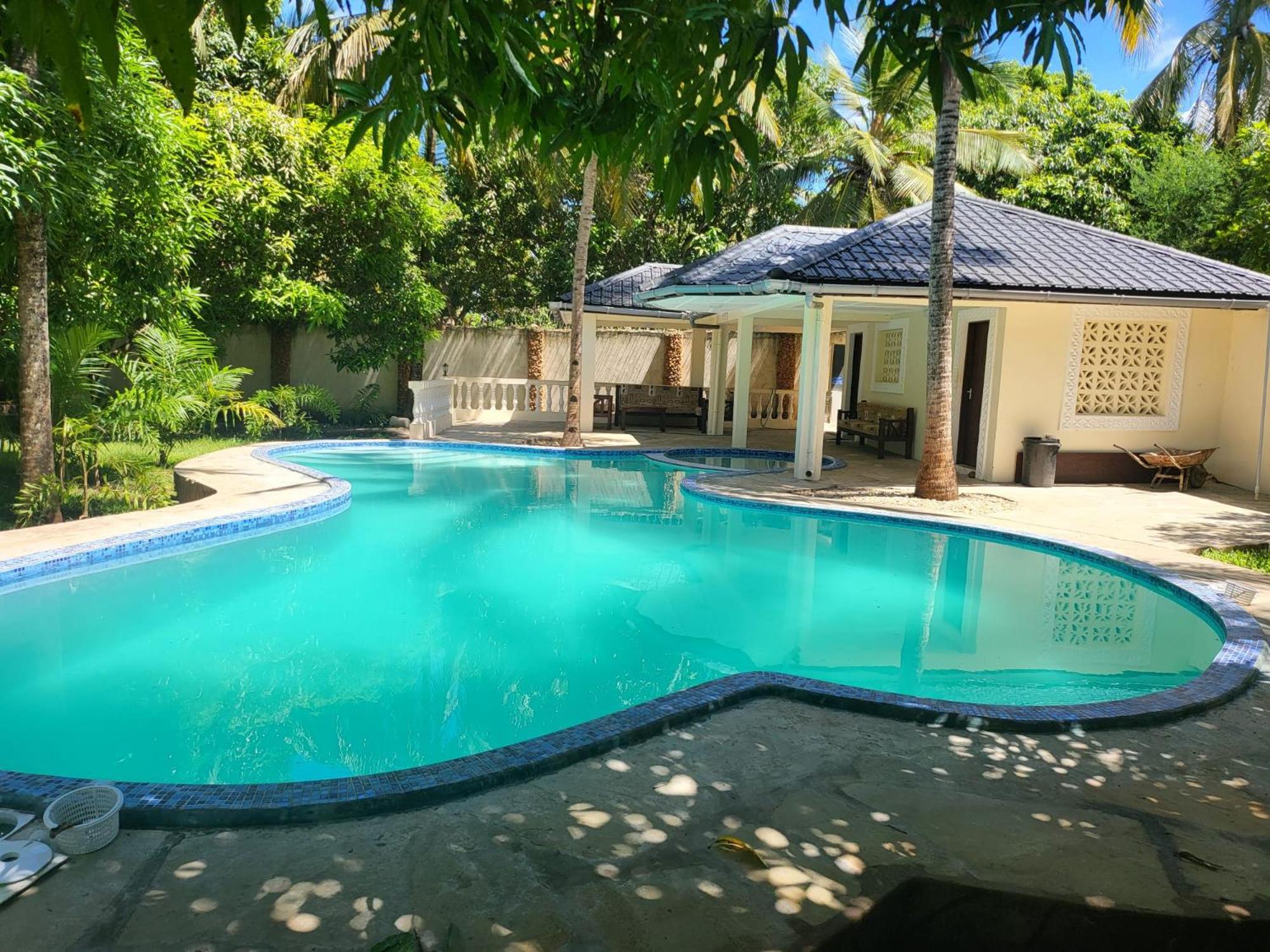 LeoMar 2 Diani Beach Ferienhaus mit grossen tropischen Garten und Pool