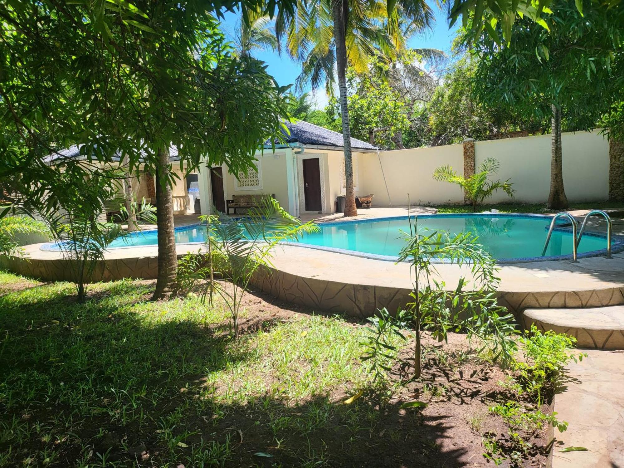 LeoMar 2 Diani Beach Ferienhaus mit grossen tropischen Garten und Pool