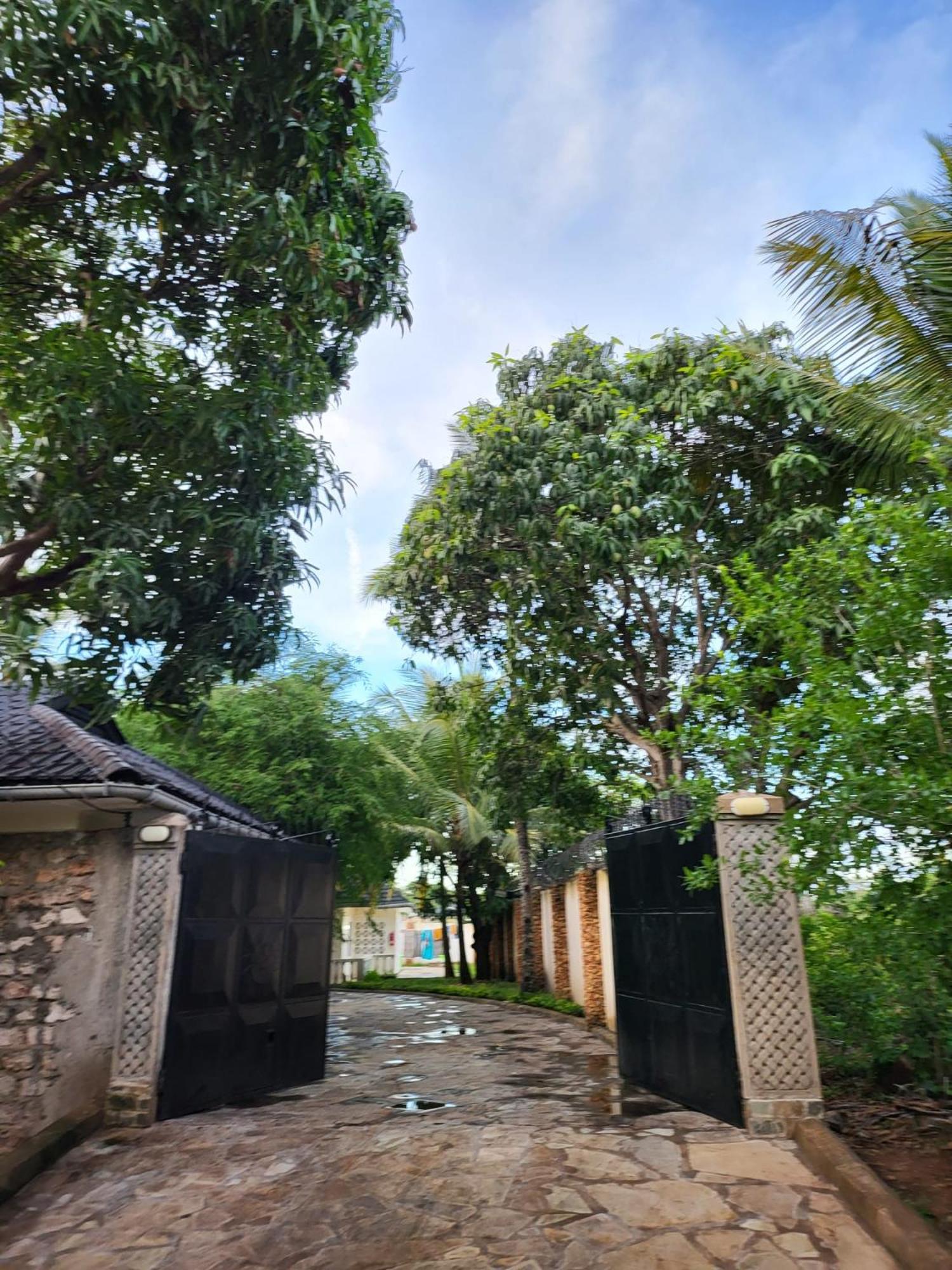 LeoMar 2 Diani Beach Ferienhaus mit grossen tropischen Garten und Pool