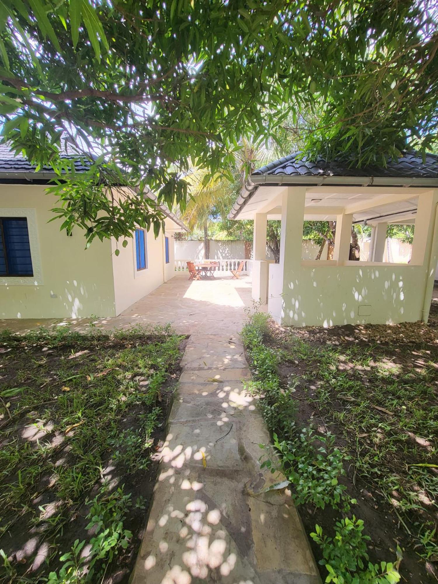 LeoMar 2 Diani Beach Ferienhaus mit grossen tropischen Garten und Pool