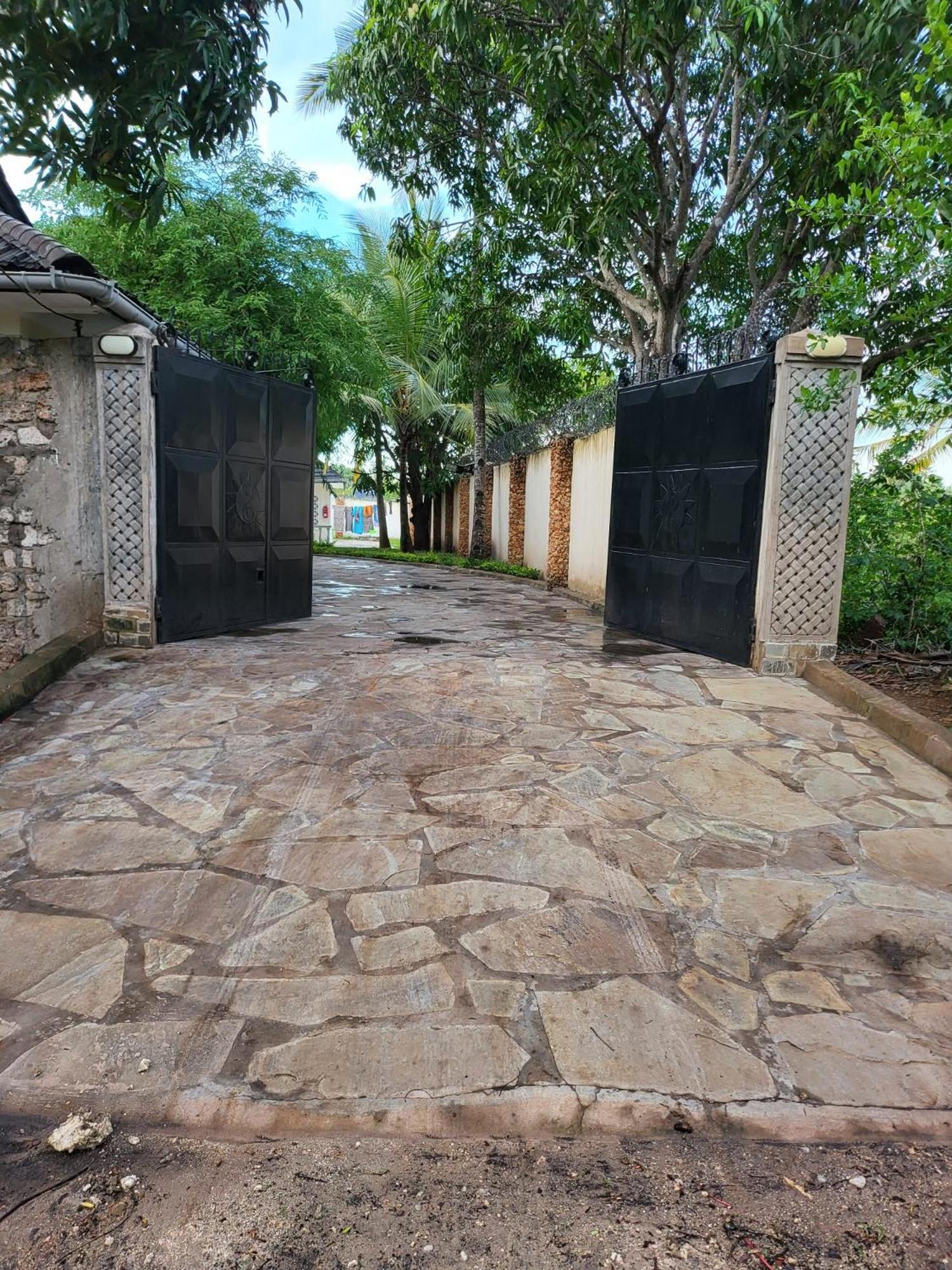 LeoMar 2 Diani Beach Ferienhaus mit grossen tropischen Garten und Pool
