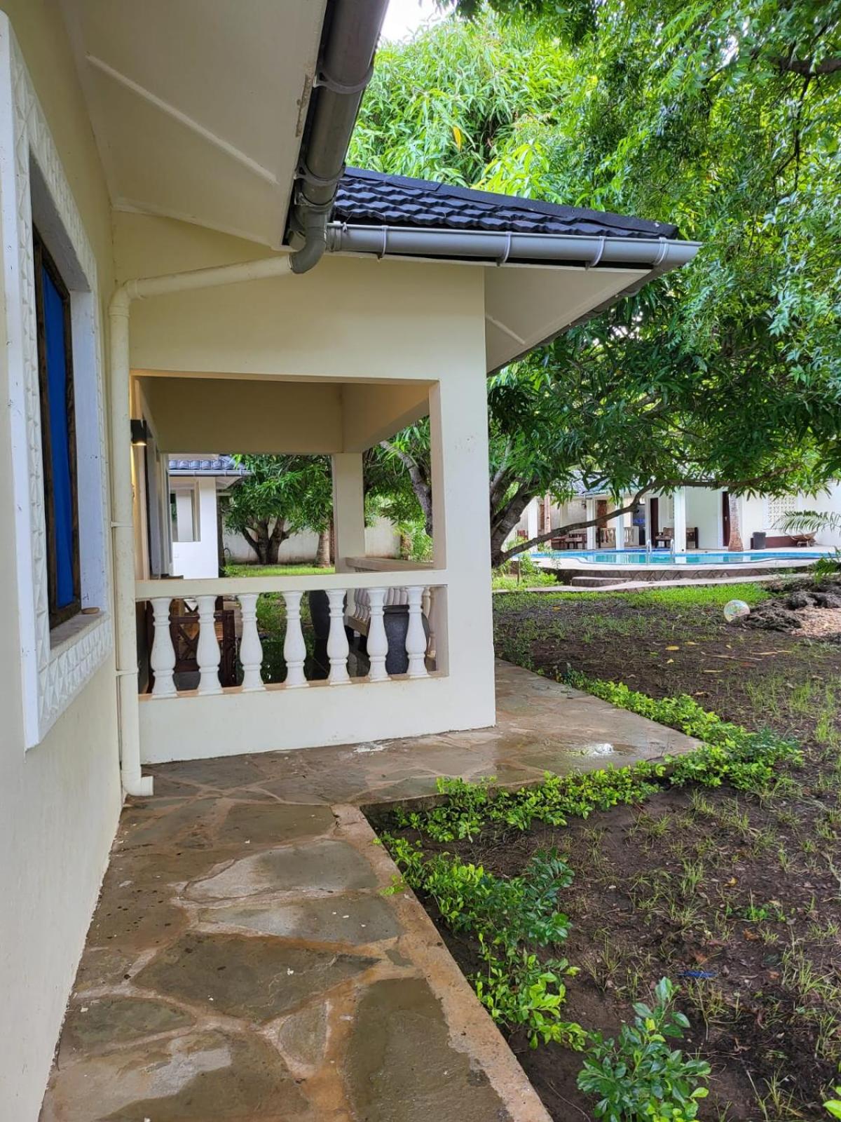 LeoMar 2 Diani Beach Ferienhaus mit grossen tropischen Garten und Pool