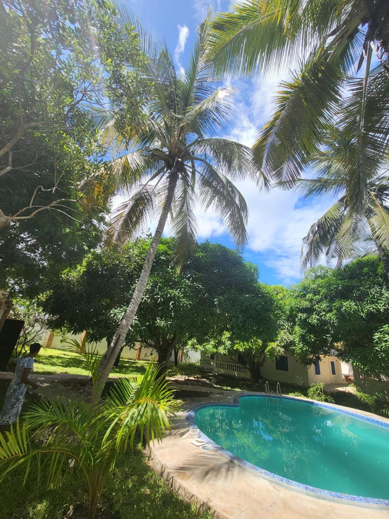 LeoMar 2 Diani Beach Ferienhaus mit grossen tropischen Garten und Pool
