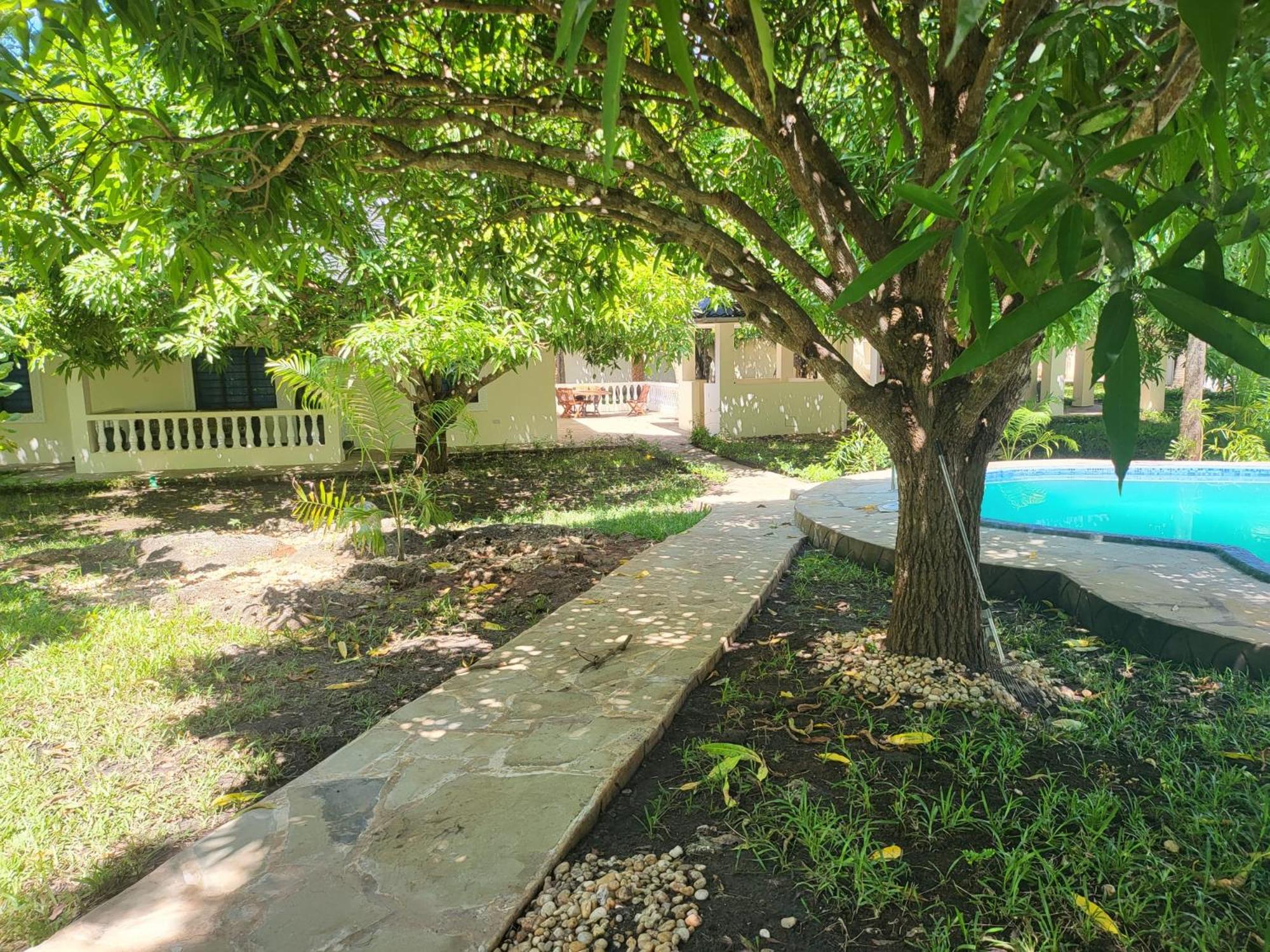LeoMar 2 Diani Beach Ferienhaus mit grossen tropischen Garten und Pool