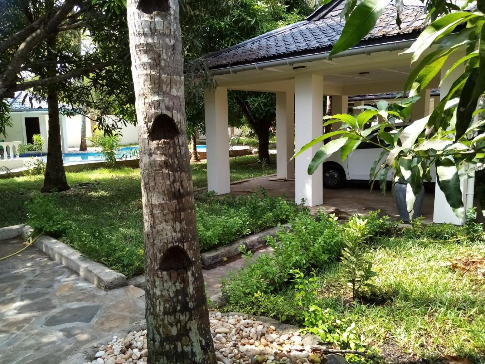 LeoMar 2 Diani Beach Ferienhaus mit grossen tropischen Garten und Pool