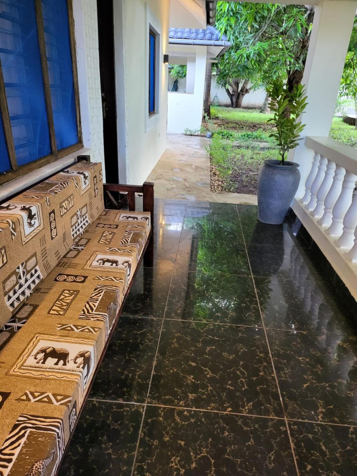 LeoMar 2 Diani Beach Ferienhaus mit grossen tropischen Garten und Pool