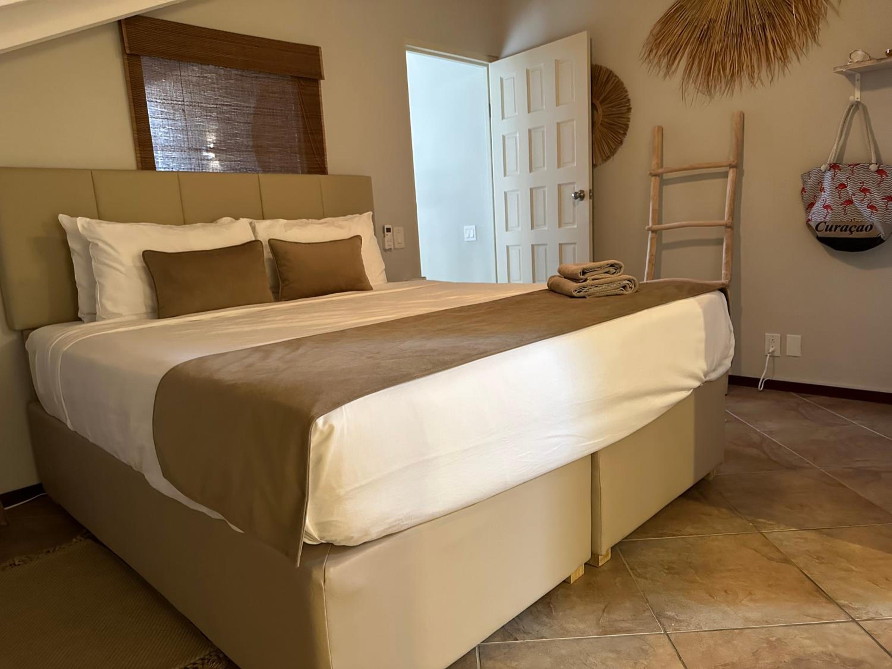 Penthouse Tropicana 6 persons gated penthouse with pool