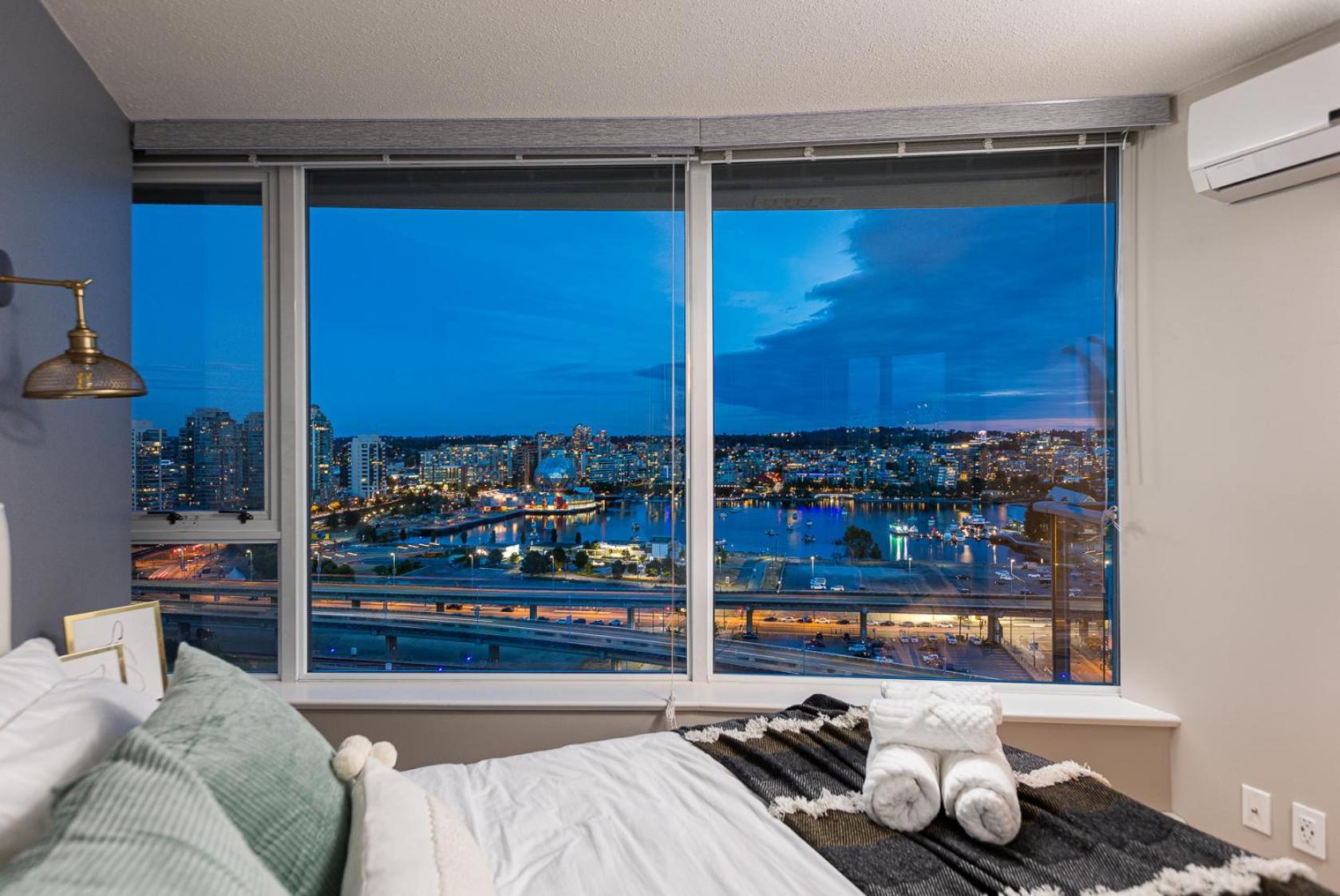 Hotel Condo In Downtown Vancouver - Near Rogers Arena