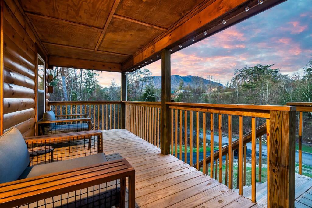 MountainViews GameRoom CoffeeBar FirePit Arcade The Oso Relaxed Cabin view 3