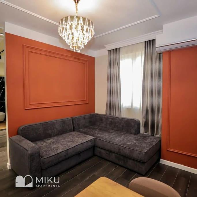 Miku Apartment - Contemporary 1 BDR At Komuna e Parisit