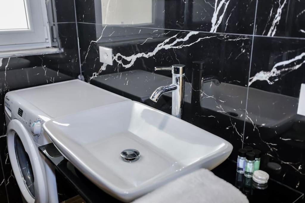 Miku Apartment - Contemporary 1 BDR At Komuna e Parisit