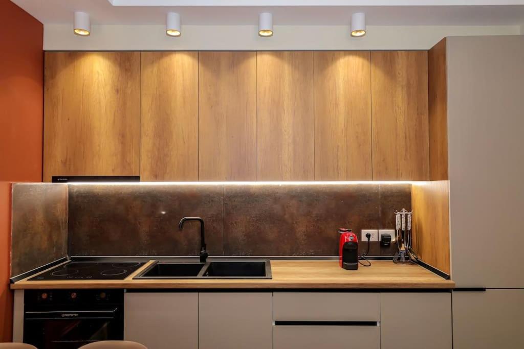 Miku Apartment - Contemporary 1 BDR At Komuna e Parisit