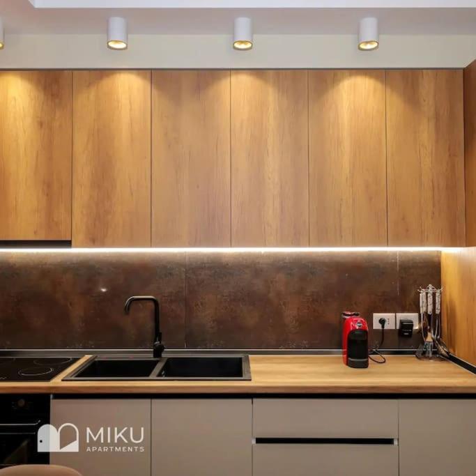 Miku Apartment - Contemporary 1 BDR At Komuna e Parisit