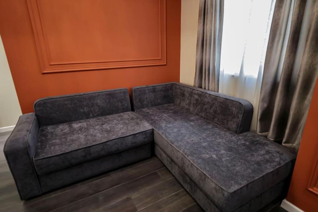 Miku Apartment - Contemporary 1 BDR At Komuna e Parisit