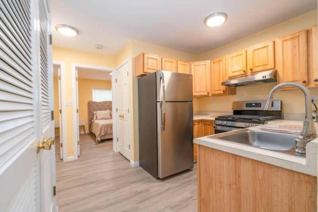 New Haven Vacations - Gorgeous Waterfront 2 Bedroom 1 Bath Modern Home. - Property Image 18
