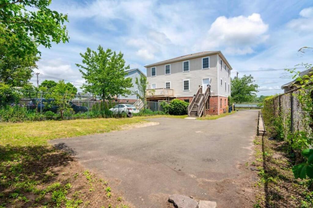 New Haven Vacations - Gorgeous Waterfront 2 Bedroom 1 Bath Modern Home. - Property Image 8