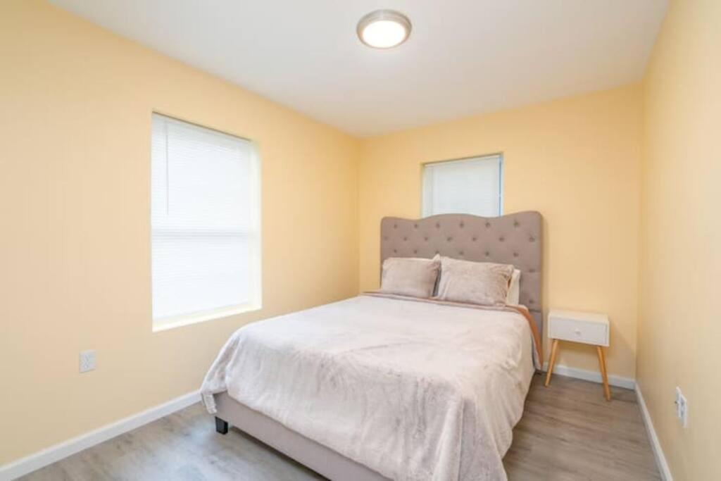 New Haven Vacations - Gorgeous Waterfront 2 Bedroom 1 Bath Modern Home. - Property Image 16