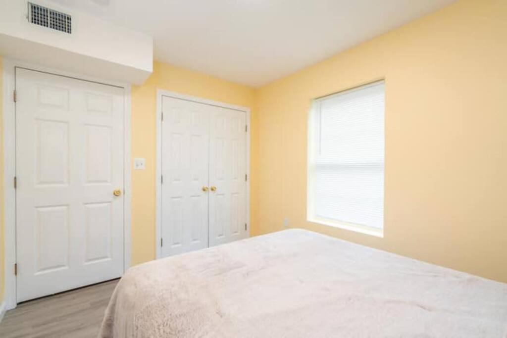 New Haven Vacations - Gorgeous Waterfront 2 Bedroom 1 Bath Modern Home. - Property Image 13