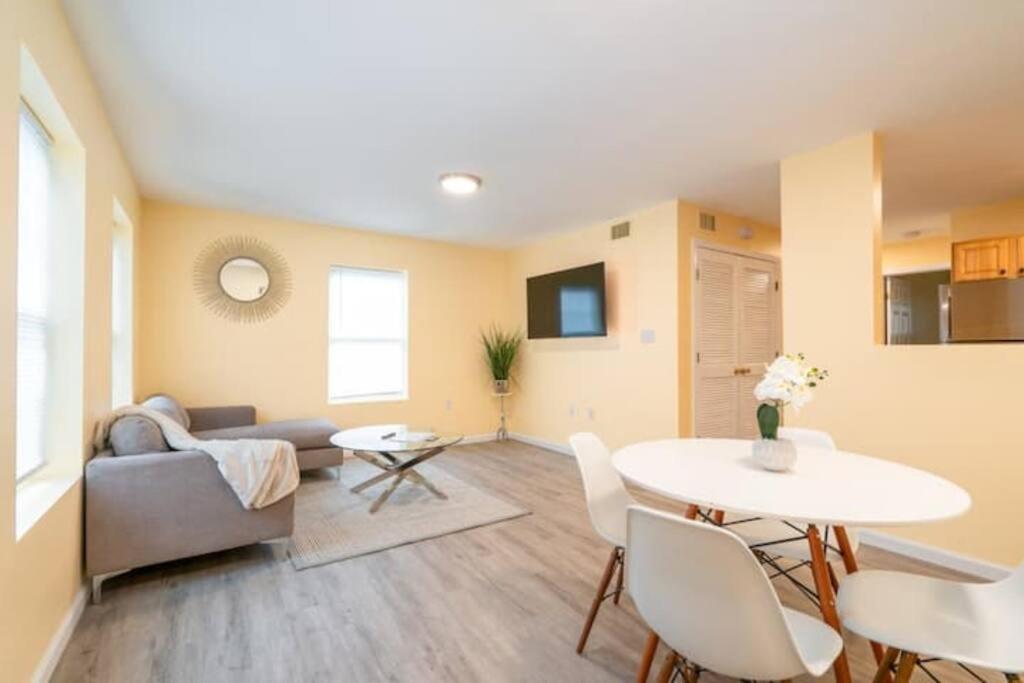 New Haven Vacations - Gorgeous Waterfront 2 Bedroom 1 Bath Modern Home. - Property Image 20